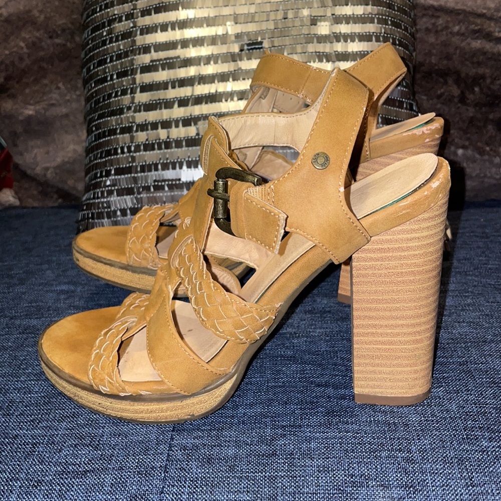 Tan high heels - Picture 3 of 8